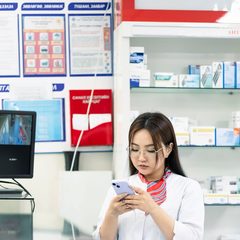 Une pharmacienne répond au téléphone dans son officine
