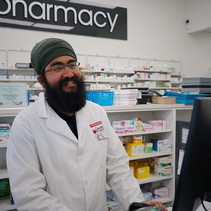 Un pharmacien au comptoir de son officine