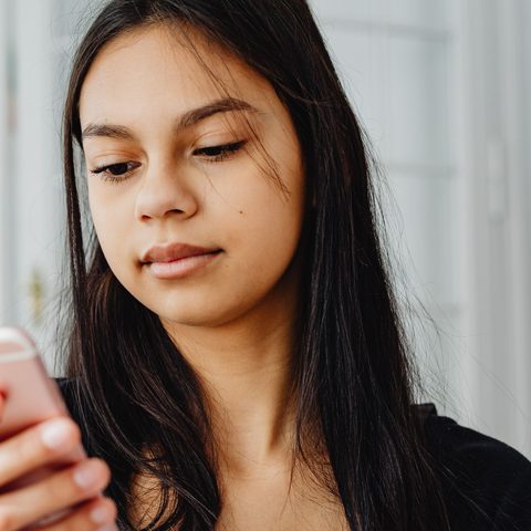 Une patiente consulte l’assistant sur son téléphone
