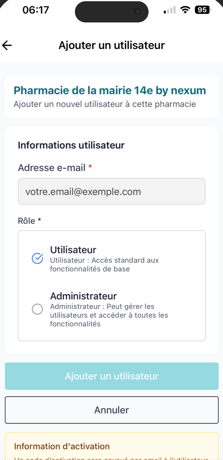 Écran « Ajouter un utilisateur » de l’application Nexum Pro sur iPhone : adresse e-mail et choix du rôle, utilisateur ou administrateur