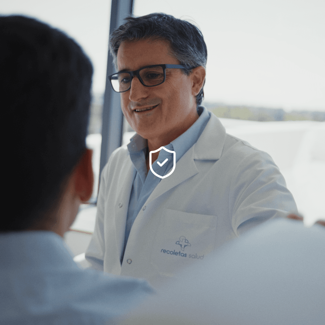 Un pharmacien en blouse qui parle à un patient — photo provisoire