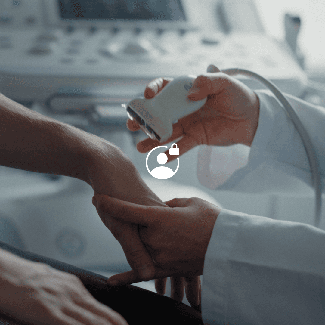 Des mains qui tendent une boîte de médicaments au-dessus d’un comptoir — photo provisoire