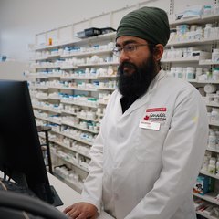 Un pharmacien consulte l’écran de son comptoir