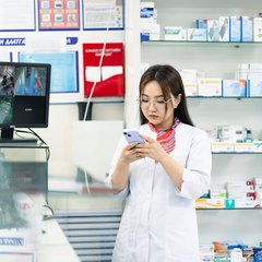 Une pharmacienne répond depuis son téléphone